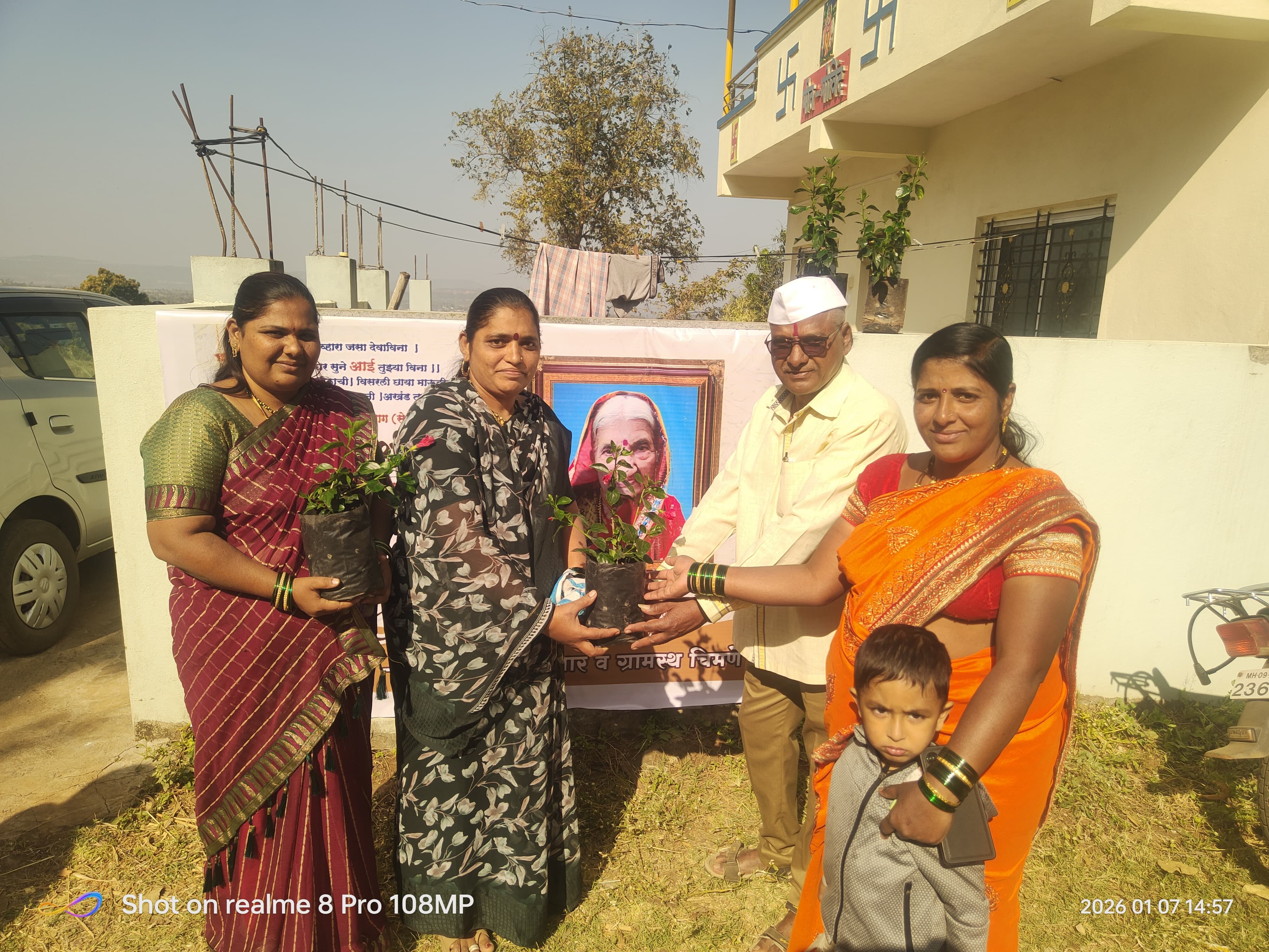 आईच्या उत्तरकार्याला १५१  फळझाडाचे वाटप; चिमणे येथील  पुत्राचा पर्यावरण रक्षणाचा संदेश.